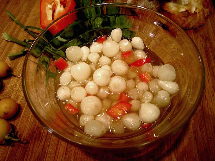 Field-garlic-bulbs-in-bowl